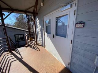 Roof-top stay, king-size bed, views of Loveland - 7