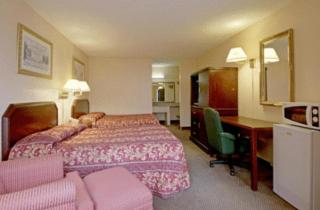 Econo Lodge - 3