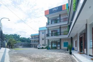 Sans Hotel Queen Batu - 0