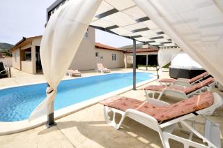 Luxury villa with a swimming pool Plano, Trogir - 18490 - Trogir - 2