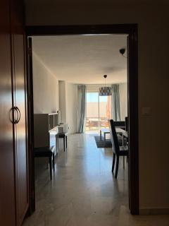Piso junto metro, gran terraza y parking gratis - 1