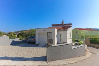 Family friendly house with a swimming pool Vinisce, Trogir - 19001 - Vinišće - 0