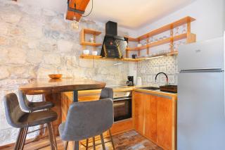 Apartments with parking space Omis - 19051 - 1