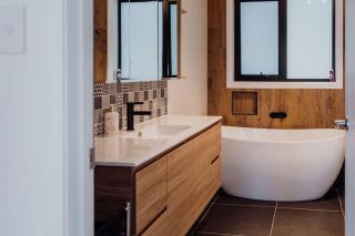 Luxury Coastal Retreat - Short Stroll to St Helens - St Helens - 8