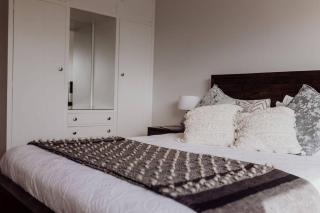 Luxury Coastal Retreat - Short Stroll to St Helens - St Helens - 2
