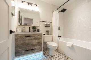 Designer cozy; Ski in/out; hot tub& warm pool. - Whistler - 1