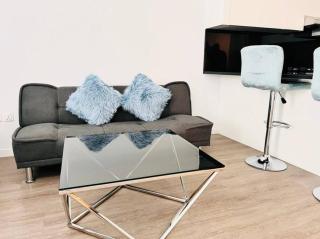 ModernLux - Lovely Studio Apartment in JVT next to Park - Dubai - 9
