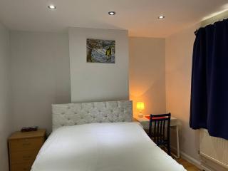 Large Double Bedroom with free on site parking - Kingston upon Thames - 0