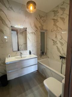 Airport Accommodation Bedroom with Bathroom Self Check In and Self Check Out Air-condition Included - Mqabba - 5