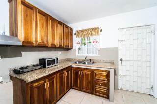 Skyline Suites, breathtaking mountains & city view apts - Montego Bay - 5