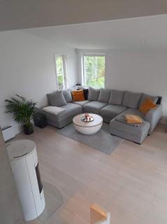 Modern 5 bedroom home, close to everything! - 0