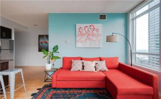 Toronto Downtown Core Two Bedroom Condo with CN Tower View, Free Parking - Toronto - 0