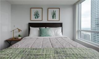 Toronto Downtown Core Two Bedroom Condo with CN Tower View, Free Parking - Toronto - 5