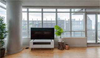 Toronto Downtown Core Two Bedroom Condo with CN Tower View, Free Parking - Toronto - 3