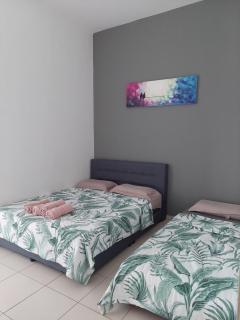 LeCamar STAYCATION Swimming Pool and Fully Air-conditioned at Bukit Katil 4 Queen-sized Bed and 3 Single-sized Bed - Malakka - 2