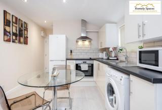Bedford Hospital Victoria Apartment D by Homely Spaces - 7