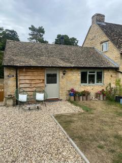 Cosy Cotswolds Self-Contained One Bedroom Cottage - 0