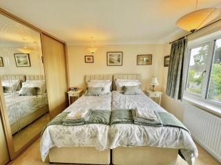 3 bedroom house with ample parking and garden - - 7