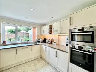 3 bedroom house with ample parking and garden - - 4