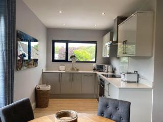 The Annexe Porthcawl Pet Friendly 2 Bedroom Flat with King Size bed bunk beds and sofa bed sleeps up to 5 people - Nottage - 2