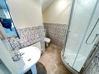 4 Bed town house in sittingbourne 7 beds sleeps 8 - 1