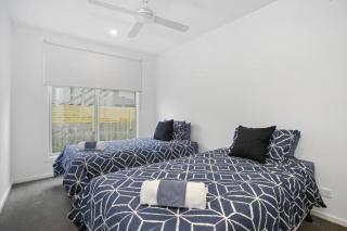 Beachside Living with Sea Views at the Pines - 9