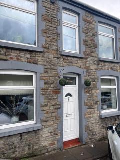 CWTCH COTTAGE Llantrisant 2 bed home - sleeps 4 - 6