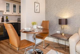 8 Blue Bridge- Elegant and Luxurious 1 Bedroom Apt- Free Parking - 5