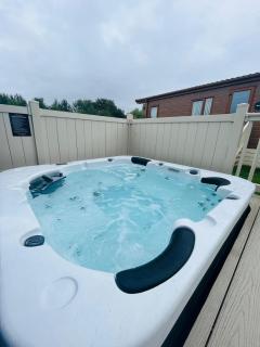 Ness Lodge with Hot Tub - 9