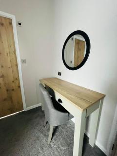 Eastgate Lodge with Hot Tub - 1