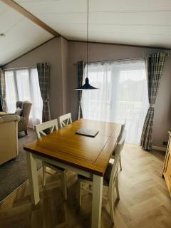 Eastgate Lodge with Hot Tub - 6