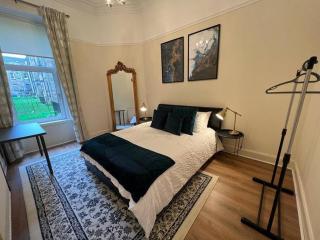 Victorian 3 BR main door flat, King size beds , large rooms - 5