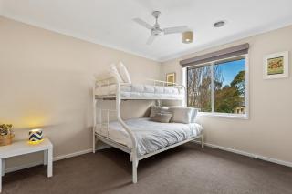 Parkview Curlewis- sleeping 12, close to wineries - 2