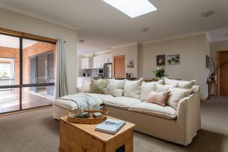 Norfolk Bay Retreat - views over the sea and vines - - 7