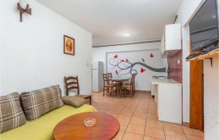 Pet Friendly Apartment In Njivice - 3