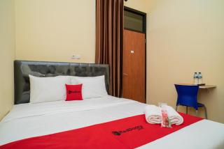 RedDoorz Syariah near Jembatan Merah Plaza - Krembangan - 9