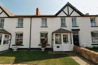 WILLOW COTTAGE - Cost 3 Bed Cottage in Penrhyn Bay with Sea Views with Access to Snowdonia - 2