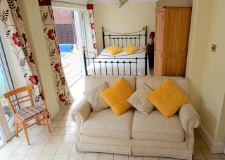 Colchester Sunny Apartment with Pool and EV Car Point - 7