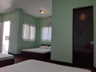 Angel and Marie's Basic ACroom for 3-6 pax 3rdfloor - 3