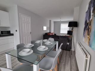 Beautiful 4 bed home, Sleeps 6, driveway parking, With sky & BT sports - Manchester - 6