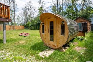Unique Log House by the Lake, Retreat with Spa Amenities near Presque'ile Provincial Park - Brighton - 3