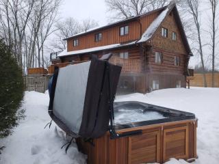 Unique Log House by the Lake, Retreat with Spa Amenities near Presque'ile Provincial Park - Brighton - 5