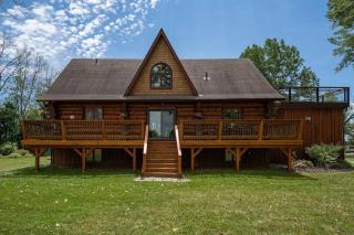Unique Log House by the Lake, Retreat with Spa Amenities near Presque'ile Provincial Park - Brighton - 9