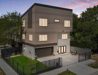 New Two Unit Modern Luxury Home Centrally Located - Houston - 0