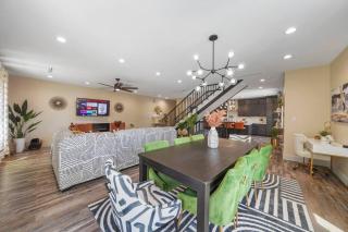 New Two Unit Modern Luxury Home Centrally Located - Houston - 4