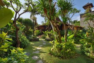 Mahe Garden Inn and Villas by Kamara - Kuta - 8