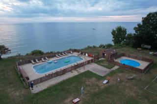 Lake Bluff Inn and Suites - 0