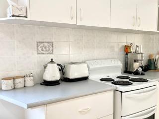 Beautiful 4-bedroom original beach cottage in Port Kembla - 4