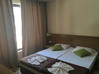 Flower Street provides accommodations with free Wifi, air conditioning - Sunny Beach - 8