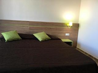 Flower Street provides accommodations with free Wifi, air conditioning - 5